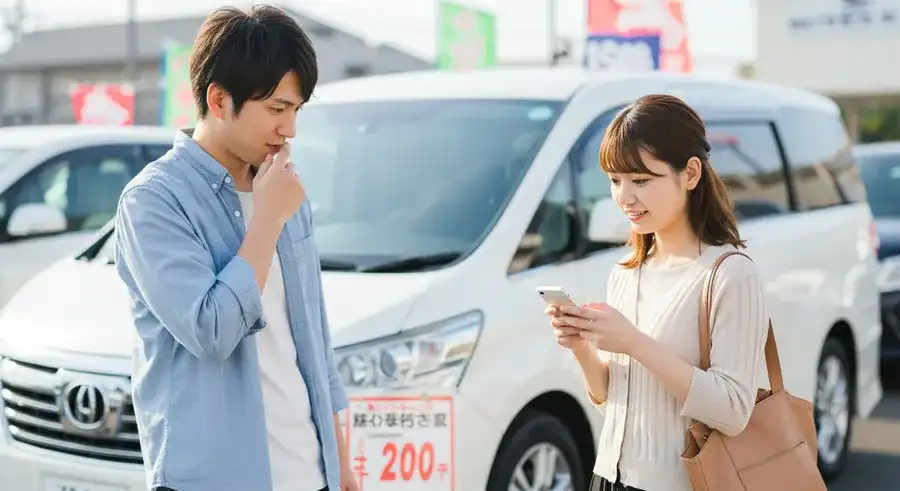 中古アルファードが安い理由を考える夫婦